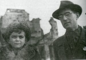 Z synem Andrzejem, w tle ruiny Warszawy