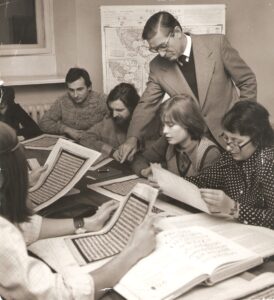 Ze studentami podczas zajęć w IH UW, lata 70-te