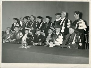 Doktorat h.c. uniwersytetu w Bordeaux, 1961 r. A. Gieysztor stoi pierwszy z prawej. Poniżej siedzi S. Lorentz.